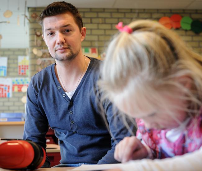 Leerkracht Henk in de klas